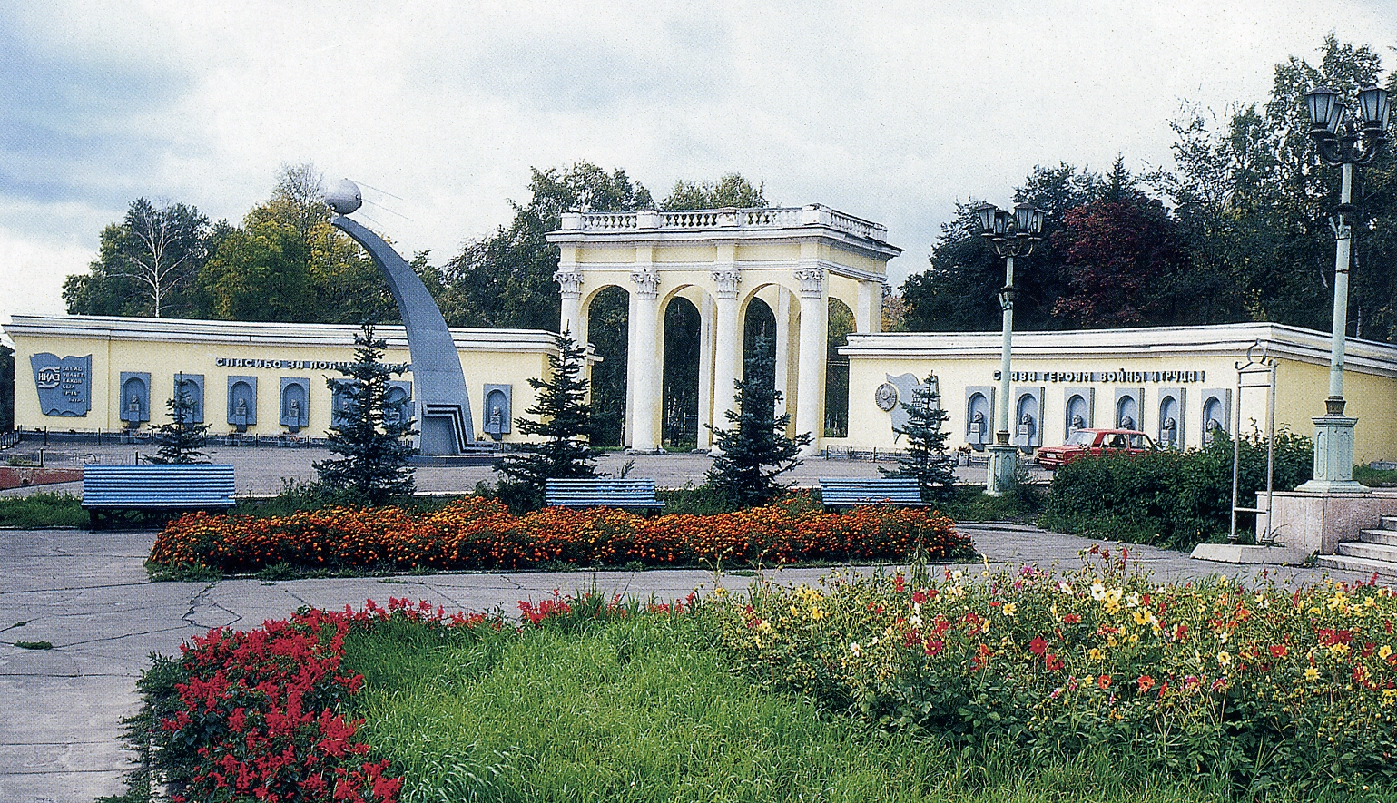 Жанровая скульптура «Спутник Земли» (утрачена, скульптура Спутник) -  Экскурсионное бюро Новокузнецка - Фотоальбом - 400 Знаменитых Новокузнечан